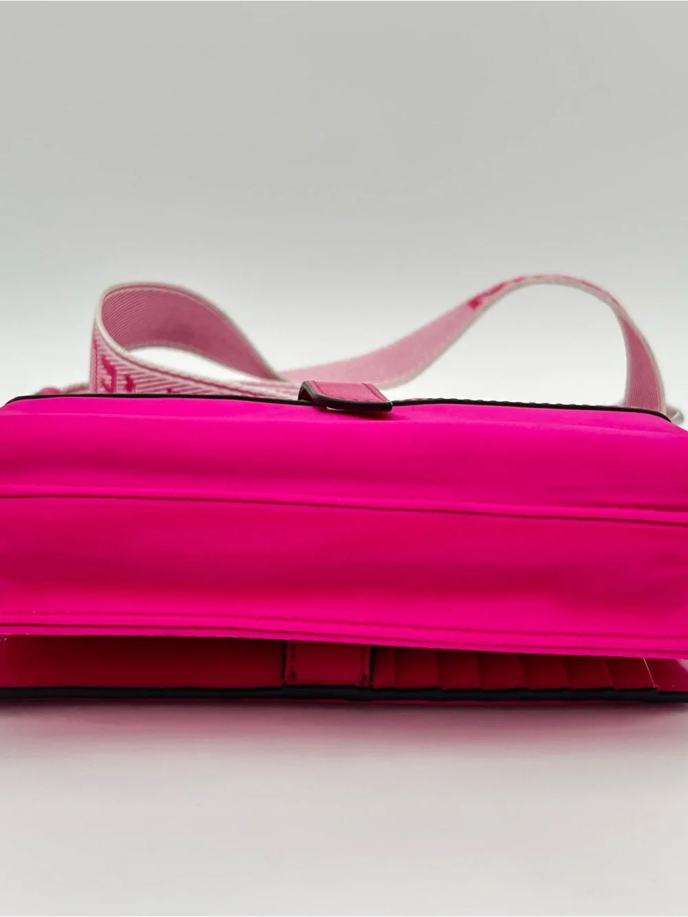 Michael Kors Pink Jet Set Smartphone Crossbody Purse